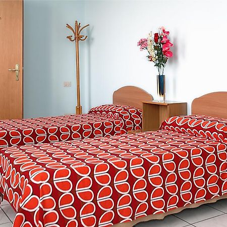 Casa Religiosa Per Ferie Ancelle Del Santuario Hotel Рим Екстериор снимка