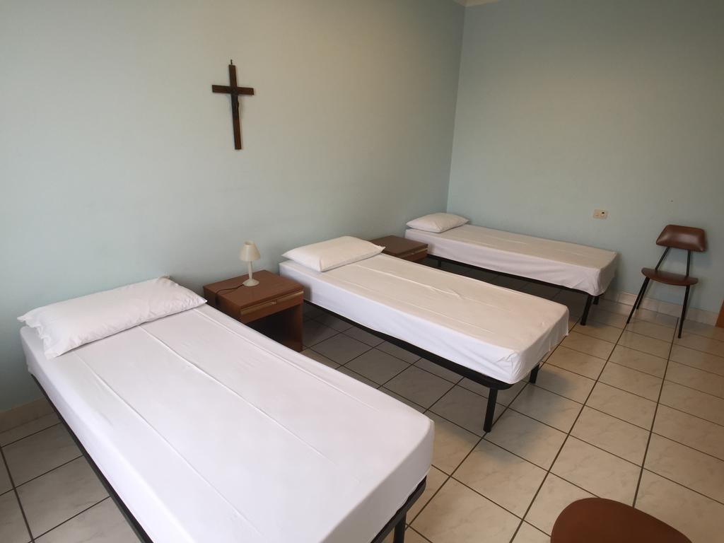 Casa Religiosa Per Ferie Ancelle Del Santuario Hotel Рим Екстериор снимка