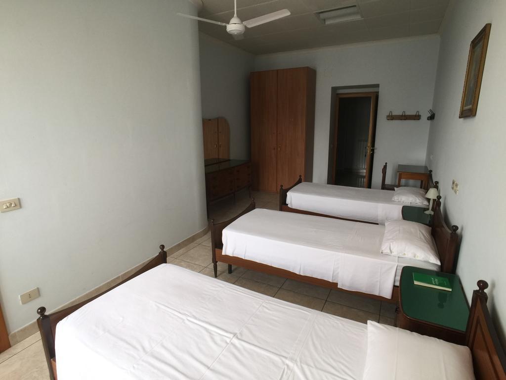 Casa Religiosa Per Ferie Ancelle Del Santuario Hotel Рим Екстериор снимка