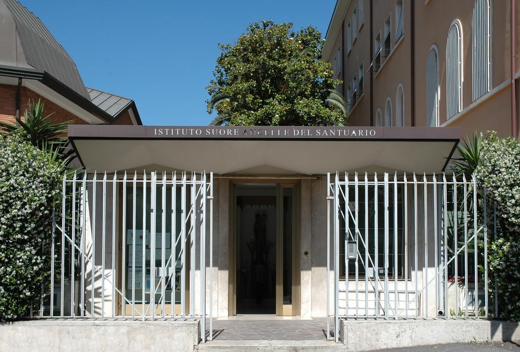 Casa Religiosa Per Ferie Ancelle Del Santuario Hotel Рим Екстериор снимка
