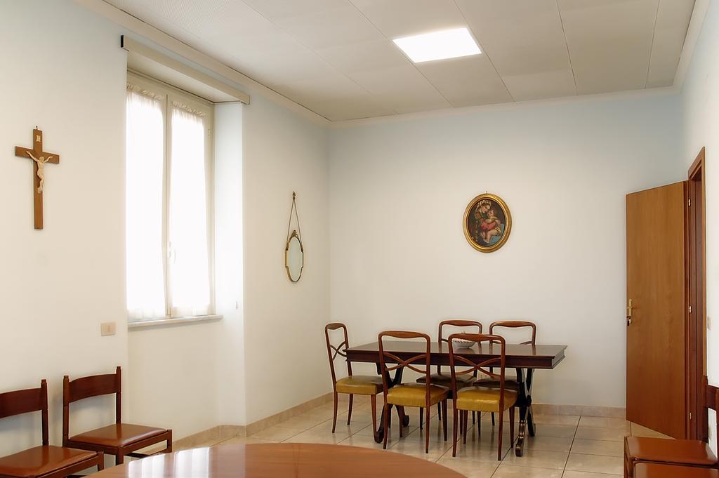 Casa Religiosa Per Ferie Ancelle Del Santuario Hotel Рим Екстериор снимка