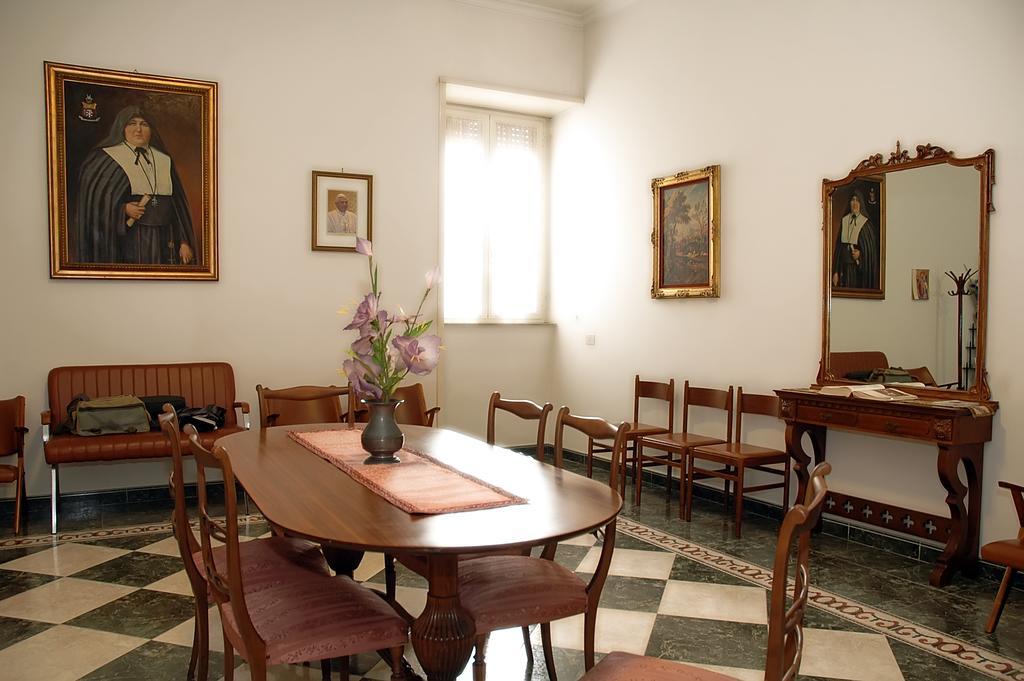 Casa Religiosa Per Ferie Ancelle Del Santuario Hotel Рим Екстериор снимка