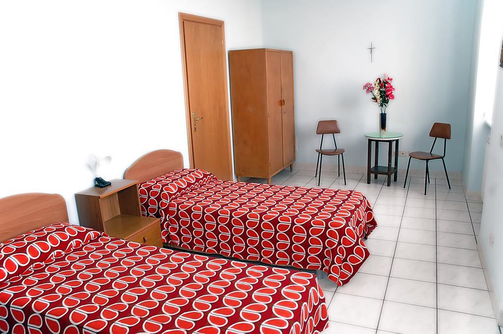 Casa Religiosa Per Ferie Ancelle Del Santuario Hotel Рим Екстериор снимка