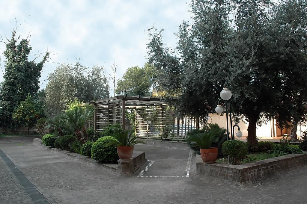 Casa Religiosa Per Ferie Ancelle Del Santuario Hotel Рим Екстериор снимка
